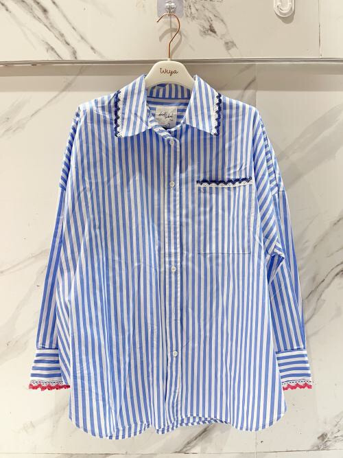 Chemise rayée et festons brodés