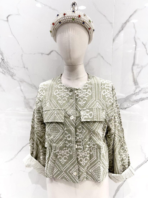 Veste courte brodée col rond manches longues