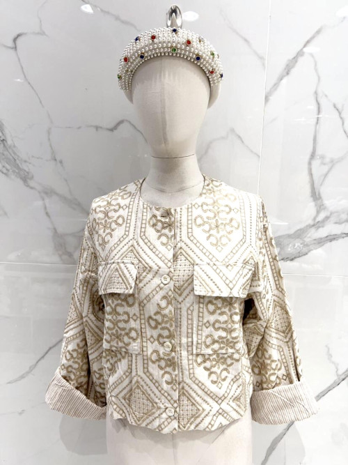 Veste courte brodée col rond manches longues