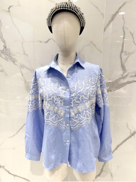 Chemise bleue avec fleurs...