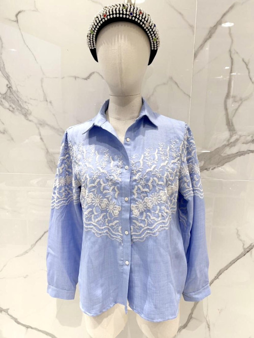 Chemise bleue avec fleurs brodées