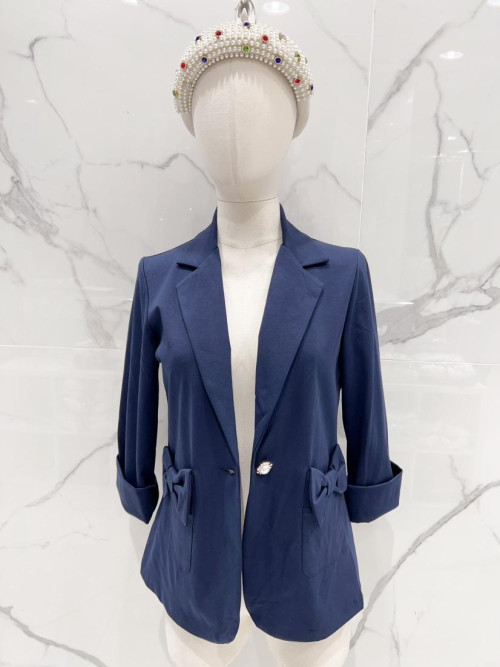 Veste stretch avec nœud papillon aux poches