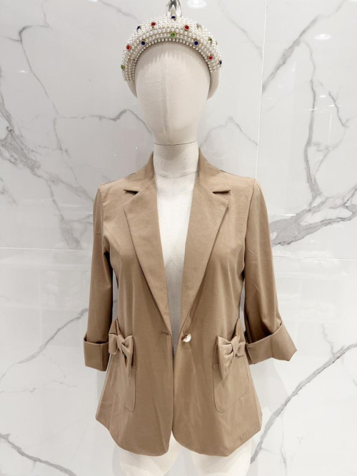 Veste stretch avec nœud papillon aux poches