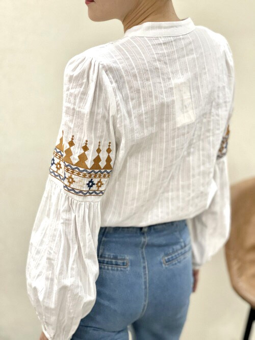 Chemise manches longues col officier broderies éthniques