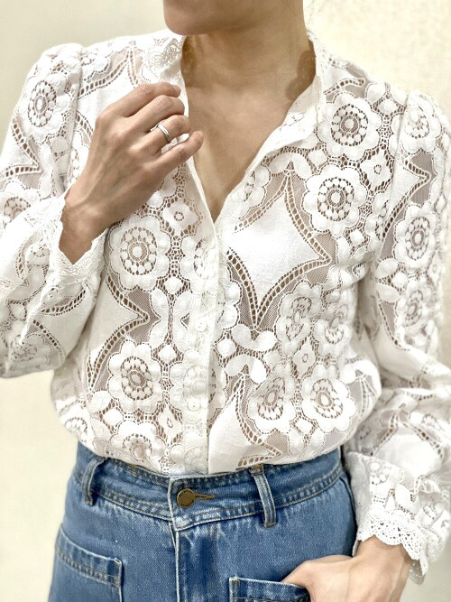Chemise manches longues col montant en guipure et dentelle