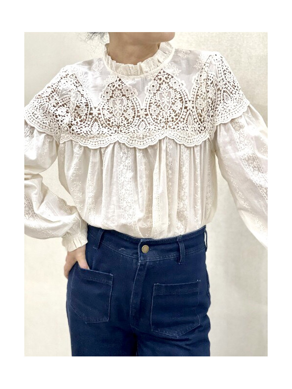 Blouse avec plastron guipure ajouré col frou-frou
