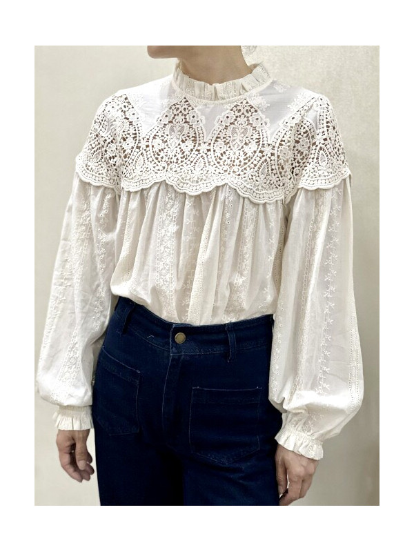 Blouse avec plastron guipure ajouré col frou-frou