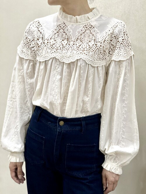 Blouse avec plastron guipure ajouré col frou-frou