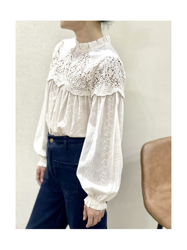 Blouse avec plastron guipure ajouré col frou-frou