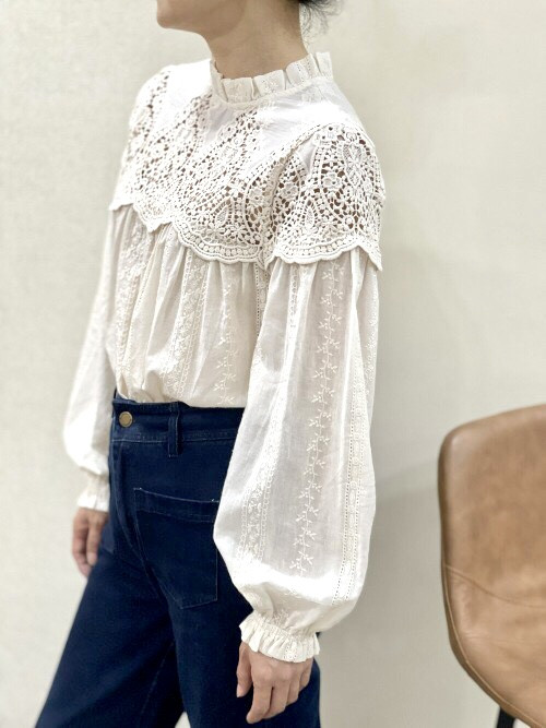 Blouse avec plastron guipure ajouré col frou-frou