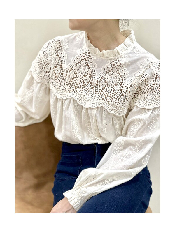 Blouse avec plastron guipure ajouré col frou-frou