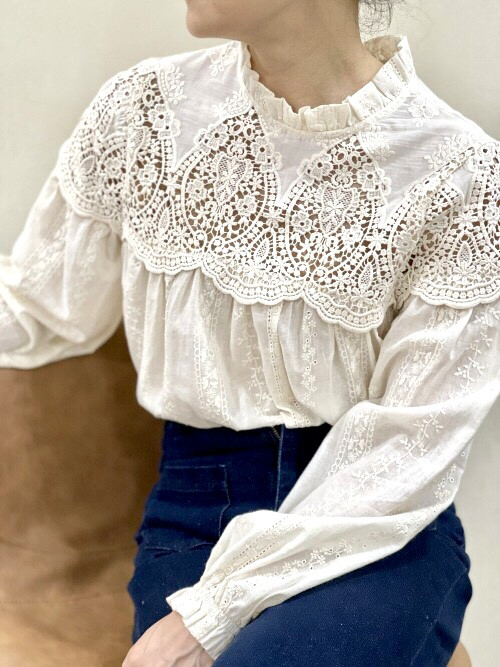 Blouse avec plastron guipure ajouré col frou-frou