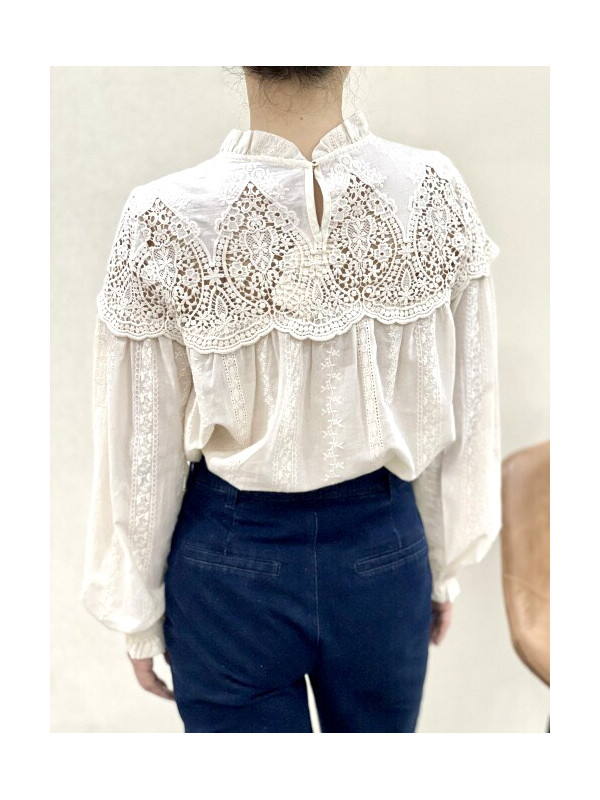 Blouse avec plastron guipure ajouré col frou-frou
