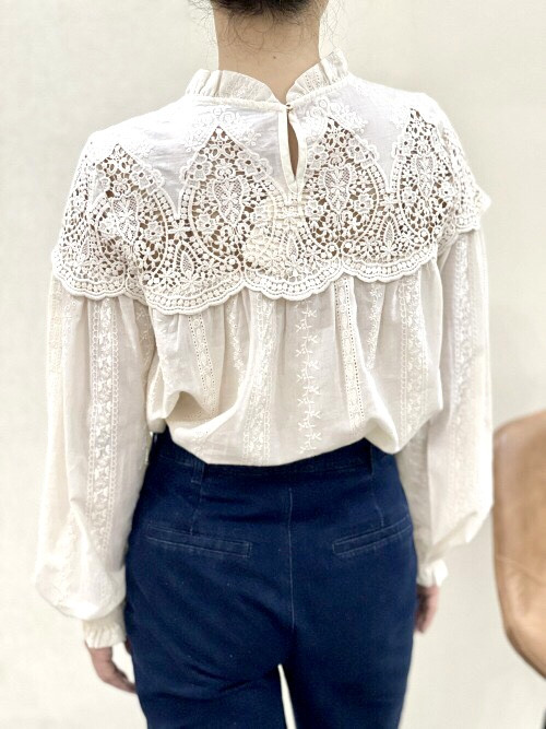 Blouse avec plastron guipure ajouré col frou-frou