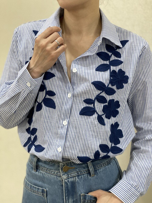 Chemise rayée manches longues fleurs brodées poitrine