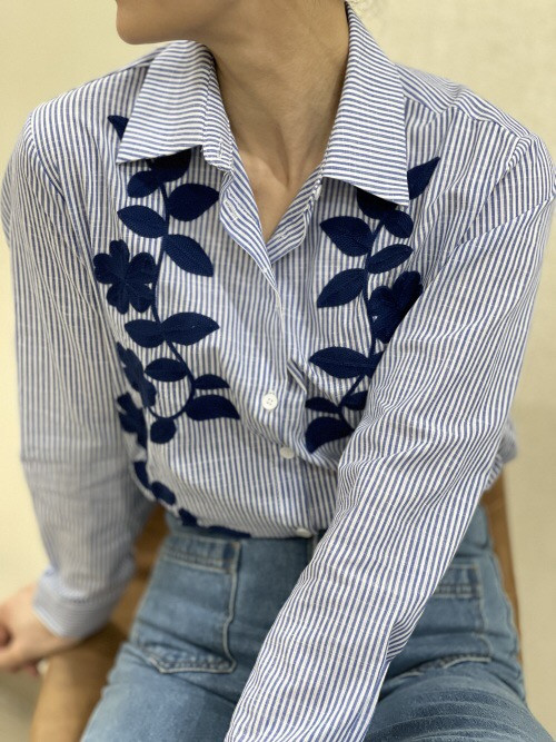 Chemise rayée manches longues fleurs brodées poitrine