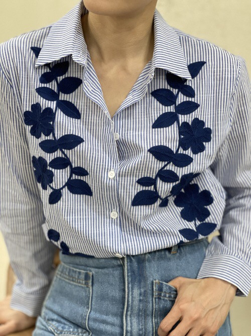 Chemise rayée manches longues fleurs brodées poitrine