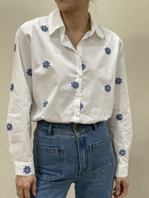 Chemise pâquerettes bleues cœur jaune brodées