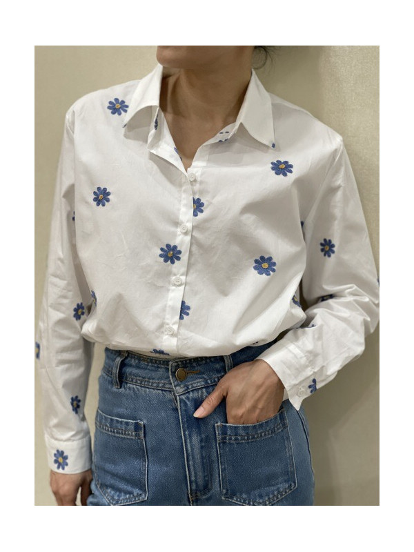 Chemise pâquerettes bleues cœur jaune brodées
