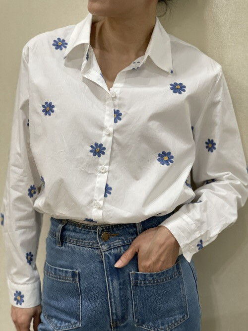 Chemise pâquerettes bleues cœur jaune brodées