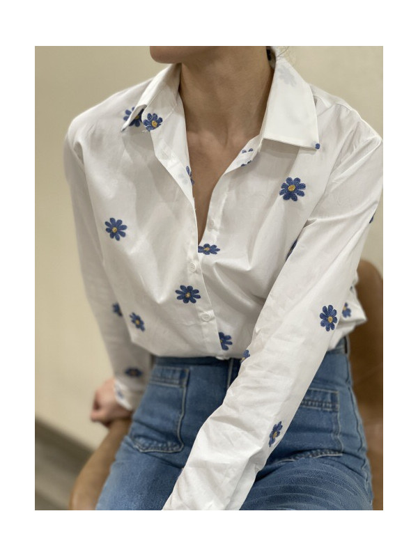 Chemise pâquerettes bleues cœur jaune brodées