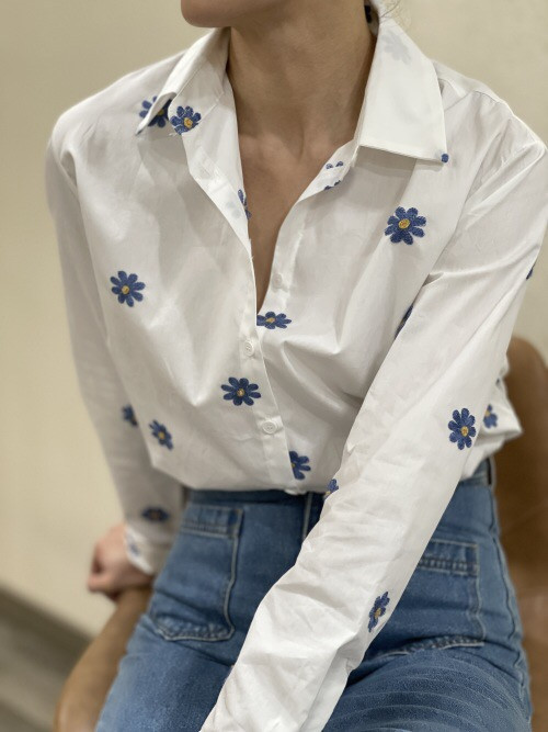 Chemise pâquerettes bleues cœur jaune brodées
