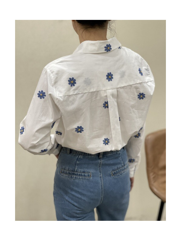 Chemise pâquerettes bleues cœur jaune brodées