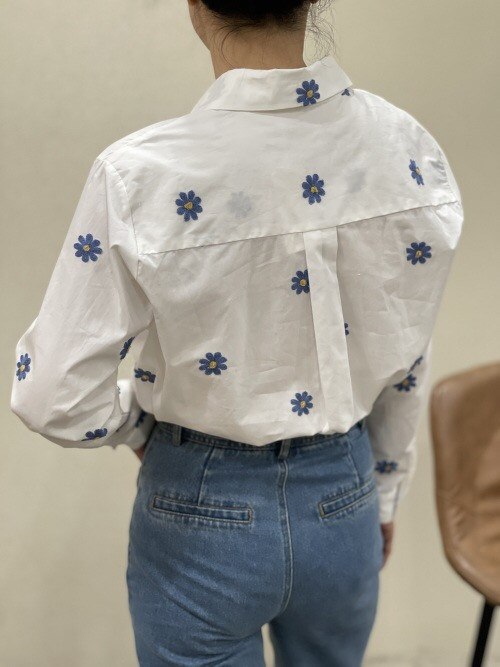 Chemise pâquerettes bleues cœur jaune brodées