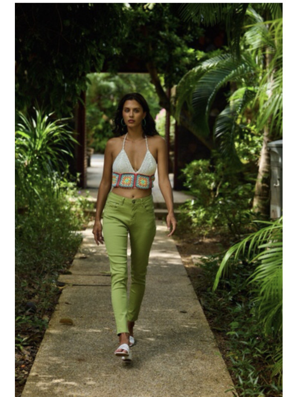 Jean slim couleur effet "push up"