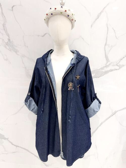 Veste XXL stretch zippée avec capuche et broches poitrine
