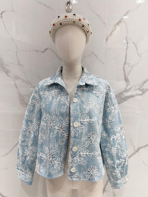 Veste crop en jean brodée fleurs et sequins