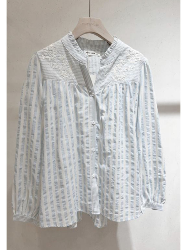 Chemise rayée col bouillonné et plastron broderies blanches