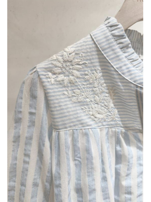 Chemise rayée col bouillonné et plastron broderies blanches
