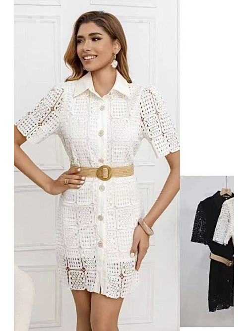 Robe courte en crochet avec boutons bijoux