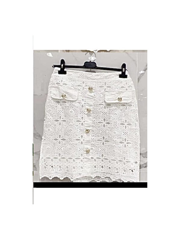 Jupe courte en crochet avec boutons dorés