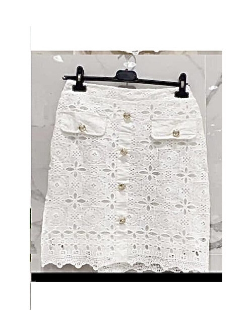 Jupe courte en crochet avec boutons dorés