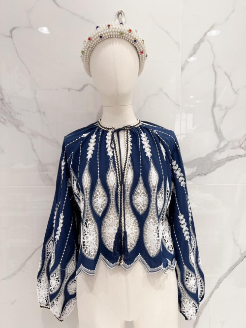 Top cropped avec guipures et bas festonné manches longues