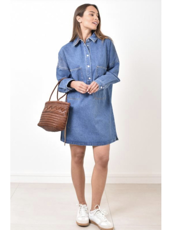 Robe courte oversized en jean manches longues col chemise
