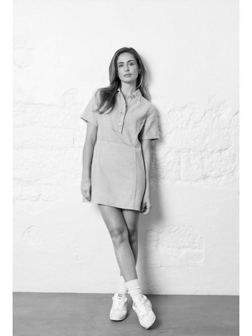 Robe courte cintrée en jean manches courtes col chemise