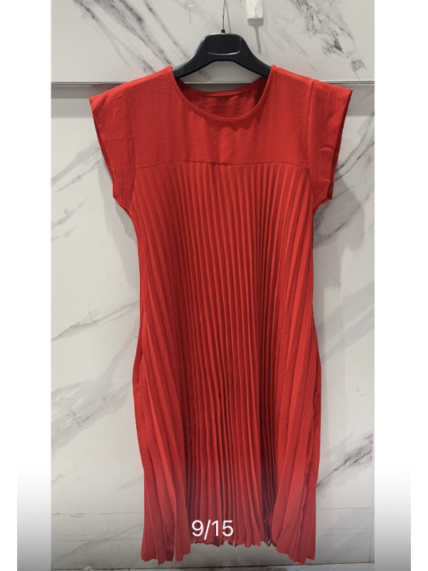 Robe plissée courte manches courtes