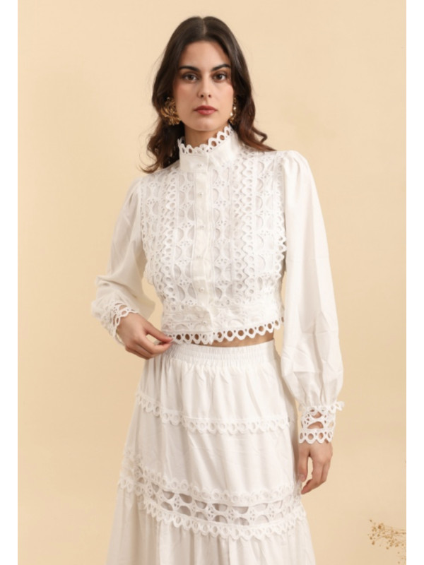 Chemise cropped ornée de guipures manches longues