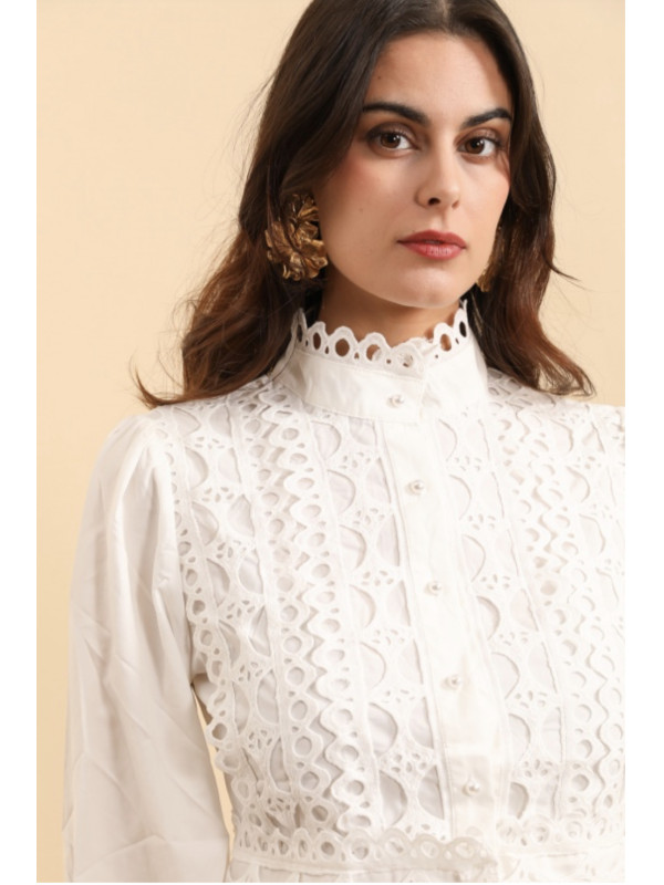 Chemise cropped ornée de guipures manches longues