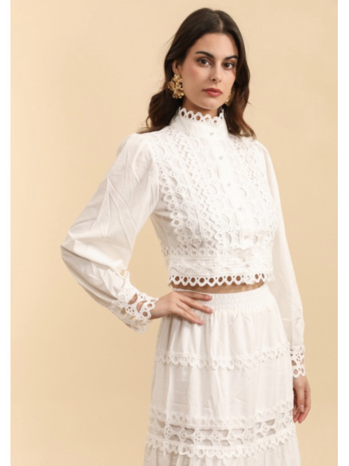 Chemise cropped ornée de guipures manches longues