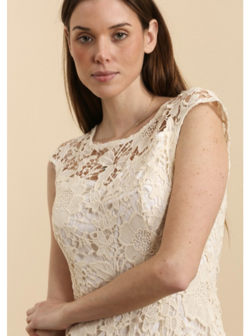 Robe courte en dentelle avec mancherons