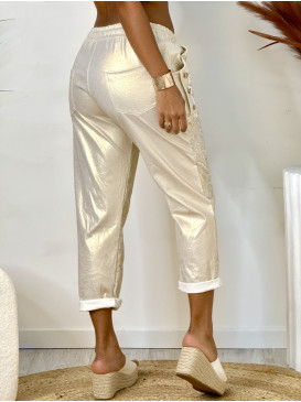 Pantalon doré avec imprimé...