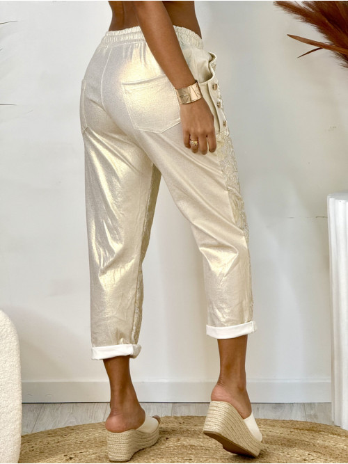 Pantalon doré avec imprimé esprit guipure devant