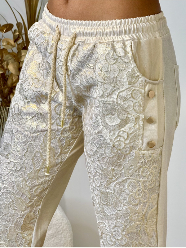 Pantalon doré avec imprimé esprit guipure devant