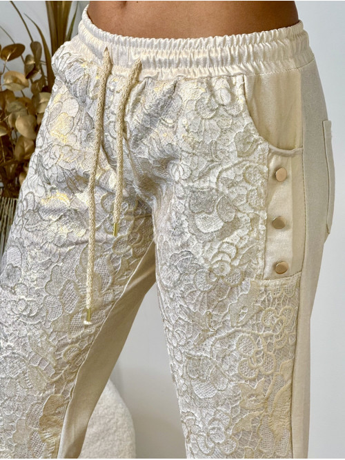 Pantalon doré avec imprimé esprit guipure devant