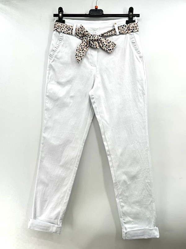 Pantalon slim stretch et bord poches avec un petit volant