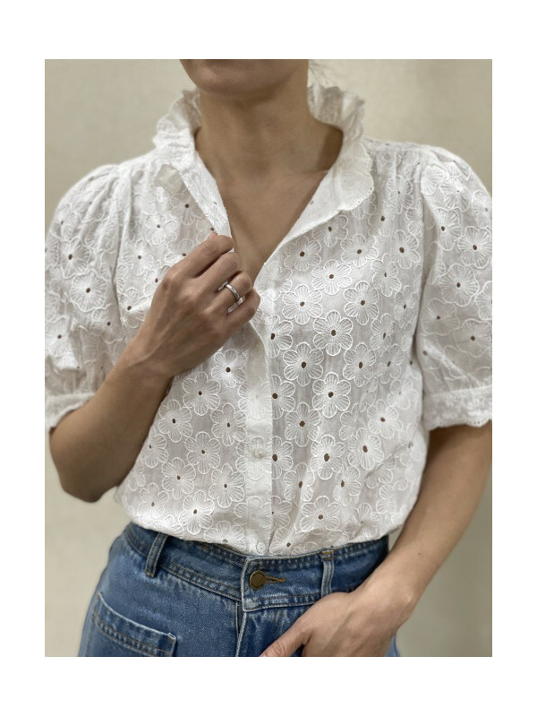 Chemise col froufrou manches courtes fleurs brodées